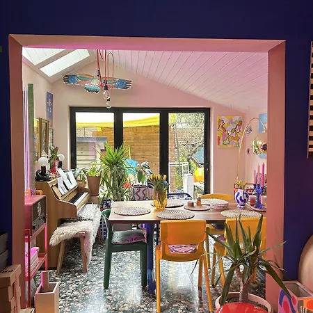 Klein House Clapton Sleeps 2-Piano-Patio-Mirrorbed